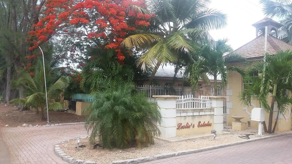 דירות נסאו Leslie'S Estates