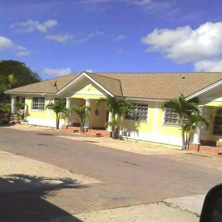 Leslie'S Estates Daire Nassau