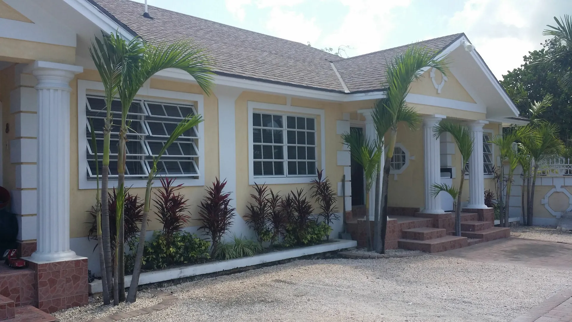 Leslie'S Estates Daire Nassau
